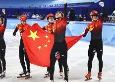 表现优异首场状态出色，中国队观众沸腾！，阿扎伦卡重返赛场上演精彩一战的简单介绍