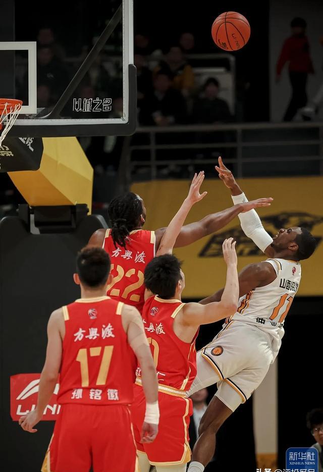包含双方激战正酣，球队准备在赛季末夺得胜利的词条